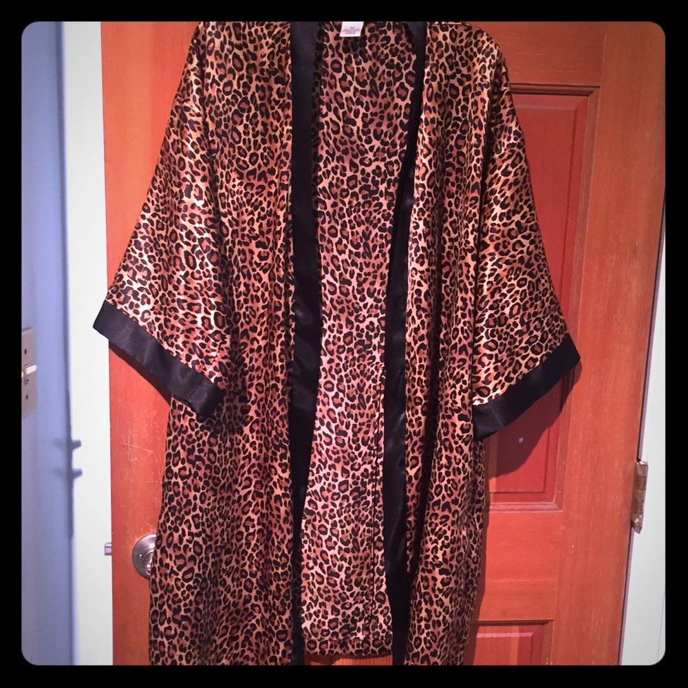 ❤️😺Beautiful leopard print robe😺